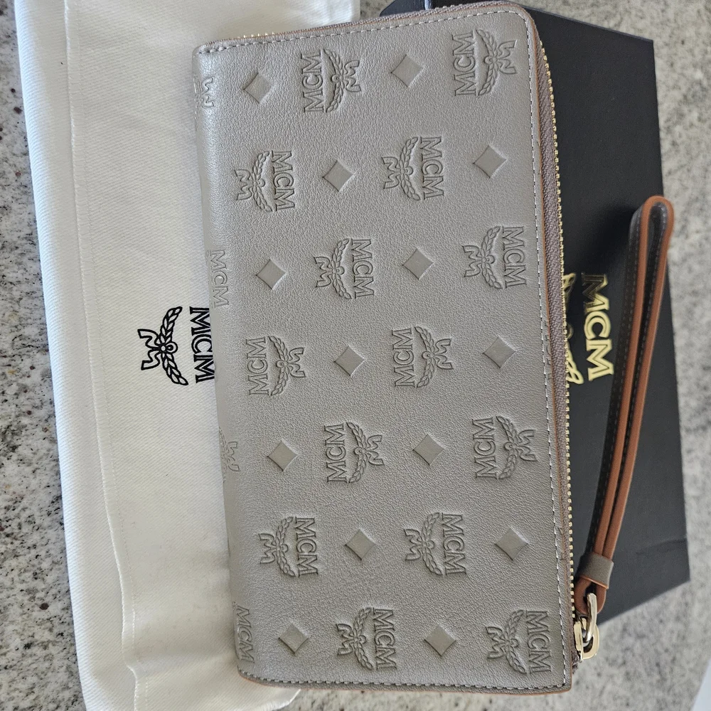 MCM Gray Embossed Leather Wristlet Clutch . New With Box & Dust Bag Inc. - Picture 4 of 8